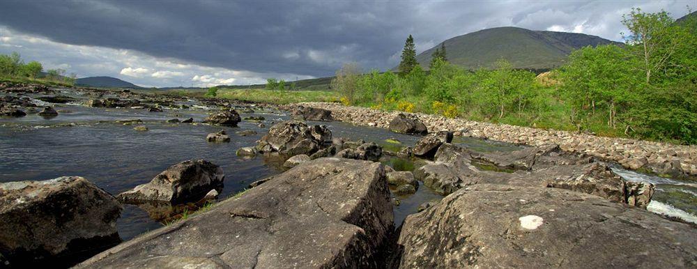 Bridge Of Orchy Hotel ภายนอก รูปภาพ